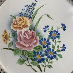 ถาดกระเบื้องโบราณขนาดสผ.16" ลายดอกกุหลาบบาน 3 ดอก มีชมพู 1ดอก เหลืองส้ม 2 ดอก และช่อนำ้เงินกลางเหลือง สวยงามสมบูรณ์ - Image 3