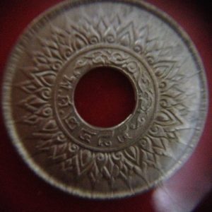 เหรียญเงินลายกนก 5 ส.ต. พ.ศ. 2484( มีรูกลาง ) สวยงามคมชัด - Image 4