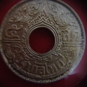 เหรียญเงินลายกนก 5 ส.ต. พ.ศ. 2484( มีรูกลาง ) สวยงามคมชัด - Image 3