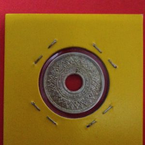 เหรียญเงินลายกนก 5 ส.ต. พ.ศ. 2484( มีรูกลาง ) สวยงามคมชัด - Image 2