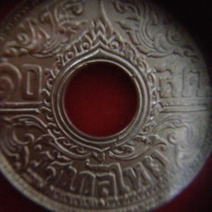 เหรียญเงินลายกนก 10 ส.ต. พ.ศ. 2484( มีรูกลาง ) สวยงามคมชัด - Image 3