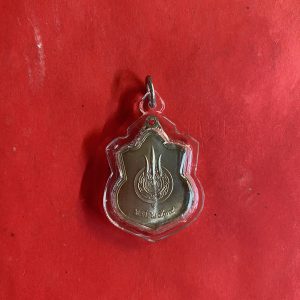 เหรียญในหลวงนั่งบัลลังก์ เนื้ออัลปาก้า ปี 2539 เลี่ยมกรอบพลาสติกหนากันนำ้อย่างดีสวยงาม - Image 4