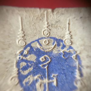 หลวงปู่ต๊วนวัดสวัสติการาม(ต้นหัด) อ.สวรรคโลก จ.สุโขทัย อายุครบ 80 ปี เนื้อผงทรงสี่เหลี่ยมด้านหลังเป็นยันต์ของหลวงพ่อๆปลุกเสกมีเส้นผมหลวงพ่อด้วย - Image 3