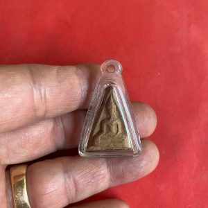 พระนางก้นบาตรเนื้อดิน หลวงปู่ทองคำ วัดท่าทอง จ.อุตรดิตถ์ หลังลายผ้าตอกยันต์คมชัด เลี่ยมกรอบพลาสติกกันนำ้อย่างดีพร้อมใช้ - Image 4