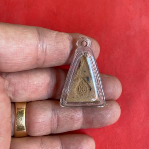 พระนางก้นบาตรเนื้อดิน หลวงปู่ทองคำ วัดท่าทอง จ.อุตรดิตถ์ หลังลายผ้าตอกยันต์คมชัด เลี่ยมกรอบพลาสติกกันนำ้อย่างดีพร้อมใช้ - Image 3