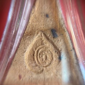 พระนางก้นบาตรเนื้อดิน หลวงปู่ทองคำ วัดท่าทอง จ.อุตรดิตถ์ หลังลายผ้าตอกยันต์คมชัด เลี่ยมกรอบพลาสติกกันนำ้อย่างดีพร้อมใช้ - Image 2