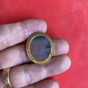 เหรียญไฮโลแกรมหลวงพ่อโสธร เนื้อสามกษัตริย์ รุ่นสร้างพระอุโบสถหลังใหม่ ปี 2542 - Image 2