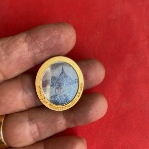 เหรียญไฮโลแกรมหลวงพ่อโสธร เนื้อสามกษัตริย์ รุ่นสร้างพระอุโบสถหลังใหม่ ปี 2542 - Image 3