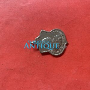 เหรียญเฉลิมพระชนมพรรษาครบ 3 รอบ 5 ธันวาคม 2506 (เหรียญอาร์ม อนุสรณ์ มหาราช) ด้านหลัง ตอกโค๊ตสวยงามคมชัด - Image 2