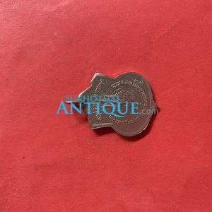 เหรียญเฉลิมพระชนมพรรษาครบ 3 รอบ 5 ธันวาคม 2506 (เหรียญอาร์ม อนุสรณ์ มหาราช) ด้านหลัง ตอกโค๊ตสวยงามคมชัด - Image 3