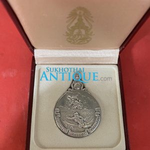 เหรียญพระมหาชนกเนื้อเงินพิมพ์ใหญ่พร้อมกล่องและหนังสือเล่มใหญ่ปกแข็งสีแดง ชุดที่ 3 - Image 4