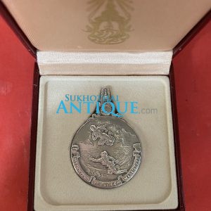 เหรียญพระมหาชนกเนื้อเงินพิมพ์ใหญ่พร้อมกล่องและหนังสือเล่มใหญ่ปกแข็งสีแดง ชุดที่ 3 - Image 3