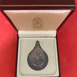 เหรียญพระมหาชนกเนื้อเงินพิมพ์ใหญ่พร้อมกล่องและหนังสือเล่มใหญ่ปกแข็งสีแดง ชุดที่ 3 - Image 2