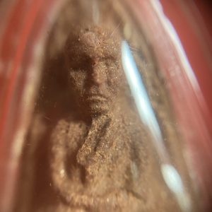 หลวงปู่ทวด รุ่น ปาฏิหาริย์ วัดห้วยมงคล เนื้อว่านออกแดงและฝังเม็ดพระธาตุ - Image 2