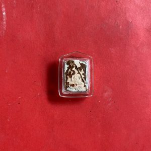 พระของขวัญปากนํ้ารุ่นแรกสร้างโดย "หลวงพ่อสด จัทสโร" เนื้อผงสีขาวนวลอมชมภู เคลือบเชอร์แลค เลี่ยมพลาสติก - Image 3