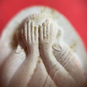 พระปิดตามหาลาภ หลวงปู่โต๊ะรุ่น " เพชรรุ่งโรจน์ "พิมพ์ใหญ่ วัดประดู่ฉิมพลี ปี  2535  ฝังตะกรุดทองคำ 2 อัน หลังยันต์ - Image 3