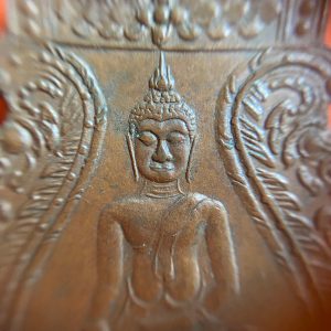 เหรียญขอเบ็ด หลวงพ่อหิน วัดกรุณา จ.ชัยนาท รุ่นแรกปี 2479  เนื้อทองแดง พิมพ์นิยมหลังแอ่น พร้อมยันต์ของหลวงพ่อเดิม - Image 4