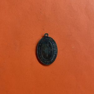 เหรียญรูปไข่ หลวงพ่อแดงวัดเขาบันไดอิฐ รุ่นแจกแม่ครัว ปี 2505 เนื้อทองแดง สมบูรณ์สวยงามตำหนิคมชัดมาก - Image 2