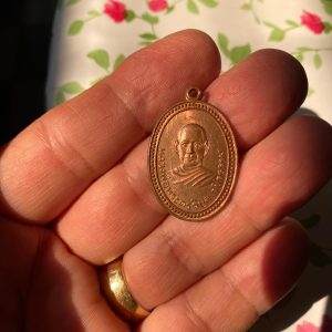 เหรียญหลวงพ่อพระครูวิบูล วชิรธรรมเนื้อทองแดงผิวไฟ หลังยันต์ มีลงจารย์ชัดเจน
อยู่2ตำแหน่งซ้ายขวาข้างองค์ท่านพระครู - Image 2