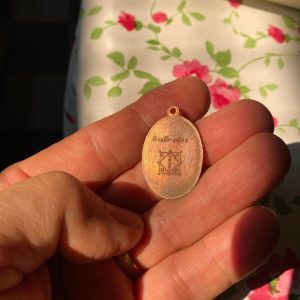 เหรียญหลวงพ่อพระครูวิบูล วชิรธรรมเนื้อทองแดงผิวไฟ หลังยันต์ มีลงจารย์ชัดเจน
อยู่2ตำแหน่งซ้ายขวาข้างองค์ท่านพระครู - Image 3