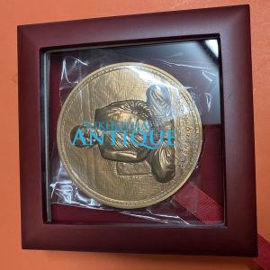 เหรียญสมเด็จพระสังฆราชหลัง ภปร.เนื้อทองแดง เส้นผ่าศูนย์กลาง8 ซม. นำ้หนัก 310.3 กรัม หนา .5 ซม ฉลอง 96 พรรษา 3 ต.ค. 2553  วัดบวร - Image 3