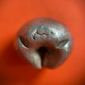 พดด้วงสุโขทัยเม็ด 1 บาทตราช้าง - ตราพุ่มหก บากขา 2 ข้าง เม็ดที่ 2 - Image 1