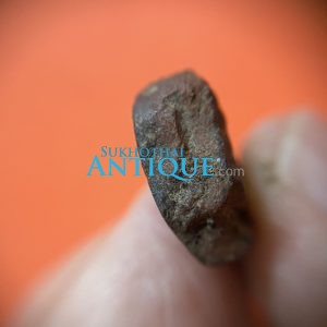 พระนางพญาเนื้อดินดำ กรุวัดดอนลาน จ. สุโขทัยพิมพ์ใหญ่ อายุเก่าหลายร้อยปีฐานชำรุด องค์ที่ 9 - Image 3