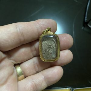 หลวงพ่อปาน พิมพ์ขี่ไก่โบราณ มีซุ้ม วัดบางโคนม อ.เสนา จ.อยุธยา ด้านหลังมียันต์ เนื้อพระละเอียดแน่นหนึบนุ่น เก่าดูง่าย เลี่ยมทอง - Image 4