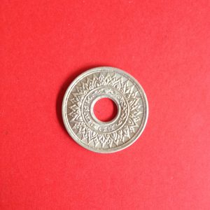 เหรียญเงินลายกนก 20 ส.ต. พ.ศ. 2485 ( มีรูกลาง ) สวยงามคมชัด - Image 4