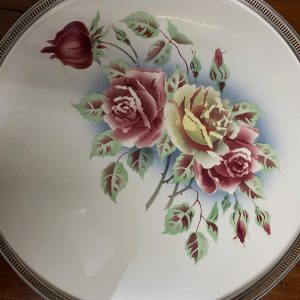 ถาดกระเบื้องโบราณสมัย ร.5  สผ. 16" ลายช่อดอกกุหลาบ 9 ดอก ตูม 6 ดอก บาน 3 ชมพู 2 อมเหลือง 1 สวยสมบูรณ์สุดๆมีสติกเกอร์เดิม - Image 2