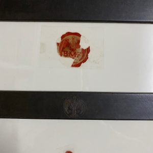 ถาดกระเบื้องโบราณสมัย ร.5  สผ. 16" ลายช่อดอกกุหลาบ 9 ดอก ตูม 6 ดอก บาน 3 ชมพู 2 อมเหลือง 1 สวยสมบูรณ์สุดๆมีสติกเกอร์เดิม - Image 3