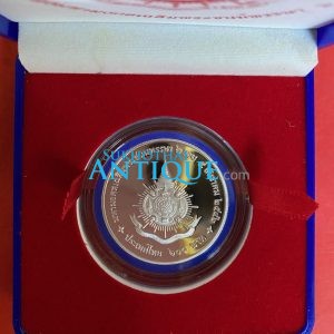 เหรียญพระราชพิธีมหามงคลเฉลิมพระชนมพรรษา 6 รอบ 5 ธันวาคม 2542 เนื้อเงินขัดเงาพร้อมกล่องและใบ - Image 4