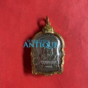 เหรียญชนะมารหลวงหลวงพ่อคูณปี2537เนื้อนวะ บล็อกพานสามเขี้ยวเลี่ยมทองคำตอกโค๊ต2547คมชัดสวยงามพร้อมประกวด - Image 2