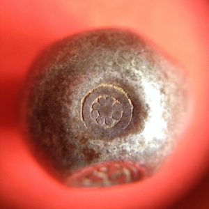 พดด้วงเม็ด 1 บาทสมัยสมเด็จพระเจ้าอุทุมร (ขุนหลวงหาวัด) พ.ศ.2301-2302 ตราช่ออุทุมพร รูปจุด 4 จุด อยุ่ภายในกรอบกนกเปิดล่าง สวยคมชัดมาก เม็ดที่ 5 - Image 2