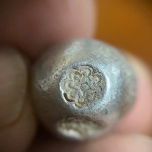 พดด้วงเม็ด 1 บาทสมัยพระเจ้าทรงธรรมปี พ.ศ. 2155-2171 ตรา เปลวเพลิง เป็นรูปคล้ายดวงไฟมีเปลวลอยสองข้าง สวยคมชัดเป็นแบบหายาก (เม็ดที่10) - Image 2