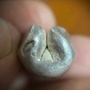 พดด้วงเม็ด 1 บาทสมัยพระเจ้าทรงธรรมปี พ.ศ. 2155-2171 ตรา เปลวเพลิง เป็นรูปคล้ายดวงไฟมีเปลวลอยสองข้าง สวยคมชัดเป็นแบบหายาก (เม็ดที่10) - Image 3