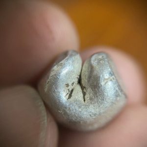 พดด้วงเม็ด 1 บาทสมัยพระเจ้าทรงธรรมปี พ.ศ. 2155-2171 ตรา เปลวเพลิง เป็นรูปคล้ายดวงไฟมีเปลวลอยสองข้าง สวยคมชัดเป็นแบบหายาก (เม็ดที่10) - Image 4