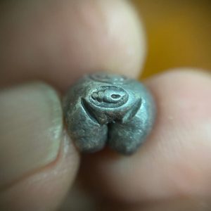 พดด้วงสมัยสุโขทัยเม็ดสองสลึงหายากมาก ตรา ช้างการ์ตูน - หอยสังข์  รอยบากขาแคบ สภาพคมชัดสวยงาม - Image 2