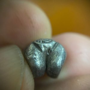 พดด้วงสมัยสุโขทัยเม็ดสองสลึงหายากมาก ตรา ช้างการ์ตูน - หอยสังข์  รอยบากขาแคบ สภาพคมชัดสวยงาม - Image 4