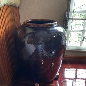 โอ่งเซี่ยงไฮ้โบราณสีนำ้ตาลไหม้อายุเกิน 100 ปีขึ้น นำเข้าจากต่างประเทศ มีตราภาษาจีนตอกประทับอยู่ปากโอ่งหายากมากๆ - Image 4