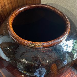 โอ่งเซี่ยงไฮ้โบราณสีนำ้ตาลไหม้อายุเกิน 100 ปีขึ้น นำเข้าจากต่างประเทศ มีตราภาษาจีนตอกประทับอยู่ปากโอ่งหายากมากๆ - Image 2