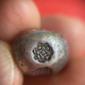 พดด้วงเม็ด 1 บาทสมัยพระเจ้าทรงธรรมปี พ.ศ. 2155-2171 ตรา เปลวเพลิง เป็นรูปคล้ายดวงไฟมีเปลวลอยสองข้าง สวยคมชัดมากๆหายากมากสภาพนี้ (เม็ดที่ 11) - Image 2