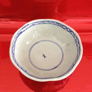 ชามกระเบื้องสีฟ้าขาว ลายดอกไม้กอหญ้า - Image 3