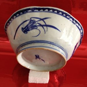 ชามกระเบื้องสีฟ้าขาว ลายดอกไม้กอหญ้า - Image 2