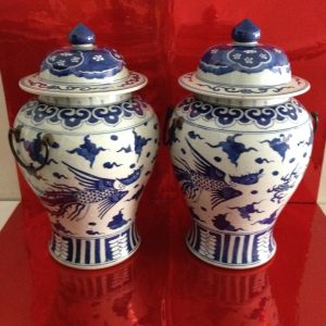 โถกระเบื้องสีขาวฟ้า หงษ์+มังกร พร้อมฝา มีหูหิ้ว 1 คู่ - Image 2