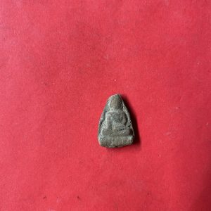 พระนางพญาเนื้อดิน กรุวัดดอนลาน จ. สุโขทัยพิมพ์ใหญ่ อายุเก่าหลายร้อยปีราคาไม่แพงน่าเก็บไว้บูชา องค์ที่ 8 (เลี่ยมกรอบยกซุ้ม) - Image 2