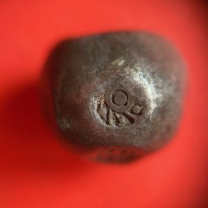 พดด้วงรัตนโกสินทร์เม็ดบาทสมัย ร.2 พ.ศ.2352-2367 (ตราครุฑ-กรงจักร )ตราครุฑสวยงามคมชัดมากชนิดแชมป์ เม็ดที่ 6 - Image 4