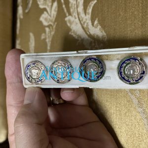 เม็ดกระดุมเนื้อเงินโบราณ มี ตราช้างอยู่ในกรงจักรลงยาเก่าสีนำ้เงินสวยงามโดยรอบ 4 เม็ด - Image 2