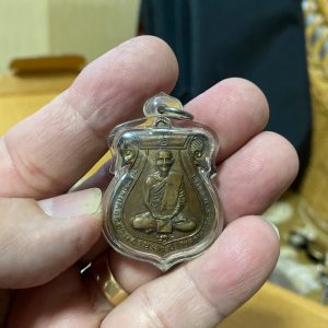 เหรียญทองแดงขอเบ็ดกะไหล่ทอง พระครูสุกิจวิชาญ ที่ระลึก รุ่น 2 พ.ศ.2505 อายุ 82 ปี วัดข่อย จ.อ่างทอง เลี่ยมอยู่ในกรอบพลาสติก - Image 4