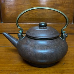 ชาป้านโบราณสวยงามสมบูรณ์มาก ออกรูปทรงไปทางจานบินสีนำ้ตาลออกเข้ม ใต้ฐานมีอักษรภาษาจีนสองตัว - Image 2